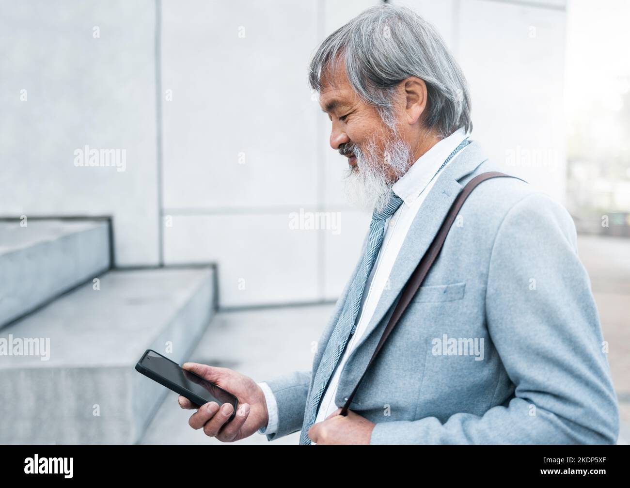 Uomo d'affari giapponese, viaggi in città o telefono per la pianificazione della gestione aziendale, app calendario o GPS di posizione. Corporate Manager maturo, ceo asiatico o. Foto Stock