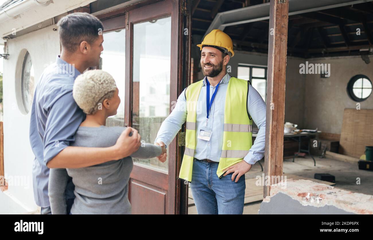 Coppia, ristrutturazione casa e costruzione costruttore scuotendo le mani per le congratulazioni per la nuova casa, l'acquisto di beni immobili e handyman. Industriale Foto Stock