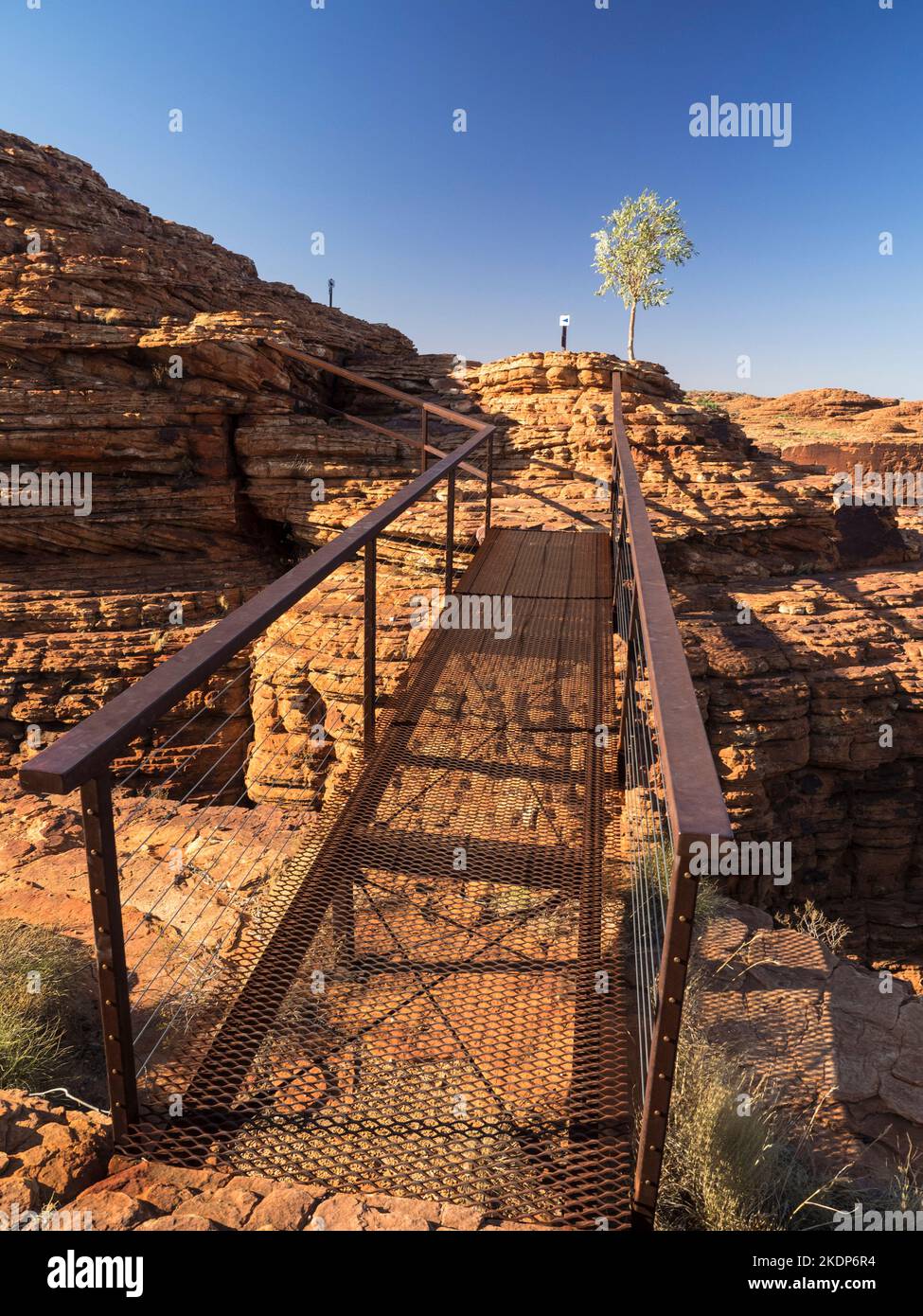 Ponte arioso per Cotterills Lookout sul Rim Walk, Kings Canyon, Watarrka National Park, Northern Territory, Australia Foto Stock