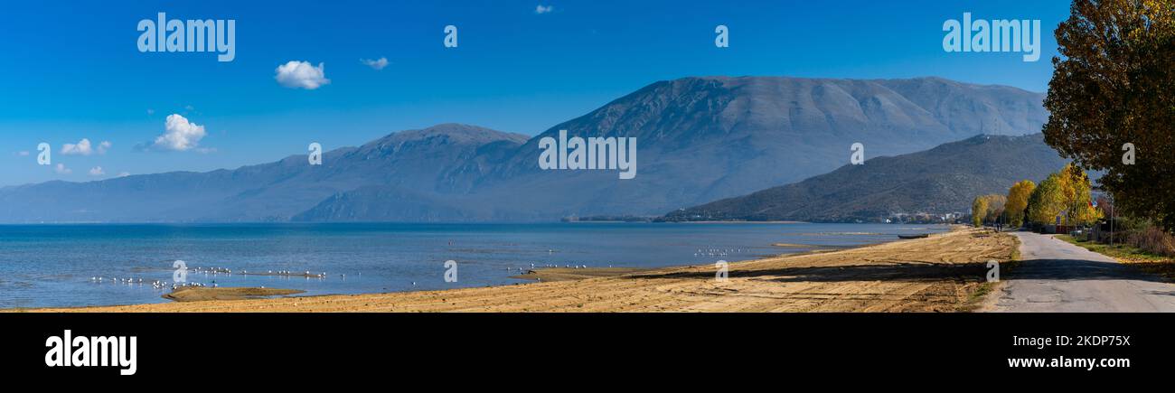 Una vista panoramica della spiaggia di Pogradec e delle montagne sulle sponde meridionali del Lago Ohrid in Albania Foto Stock