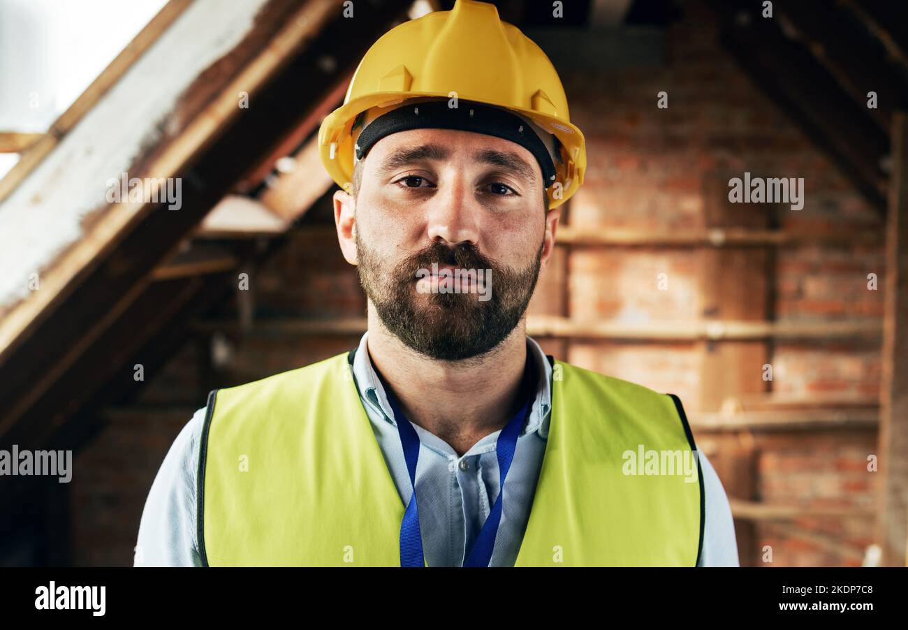 Uomo faccia, architetto o lavoratore di costruzione, ingegnere sul luogo di lavoro e di affari, ritratto del settore della costruzione. Persona matura, casco di sicurezza e. Foto Stock