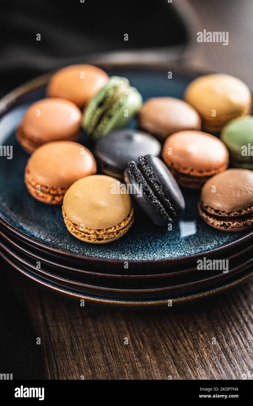 Dolce al macaron. Macaron colorati sul piatto. Foto Stock