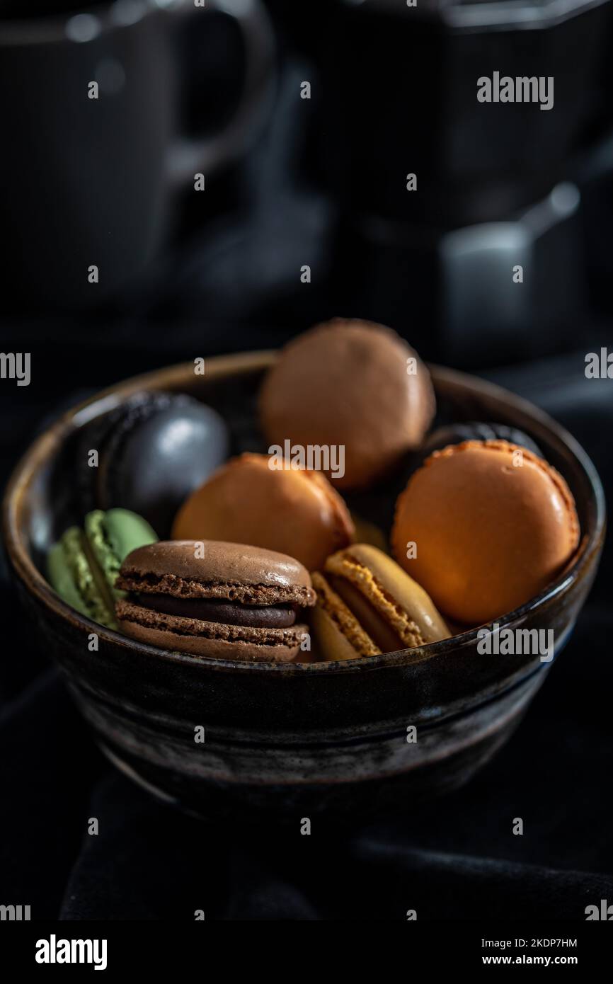 Dolce macaron colorato in ciotola. Foto Stock