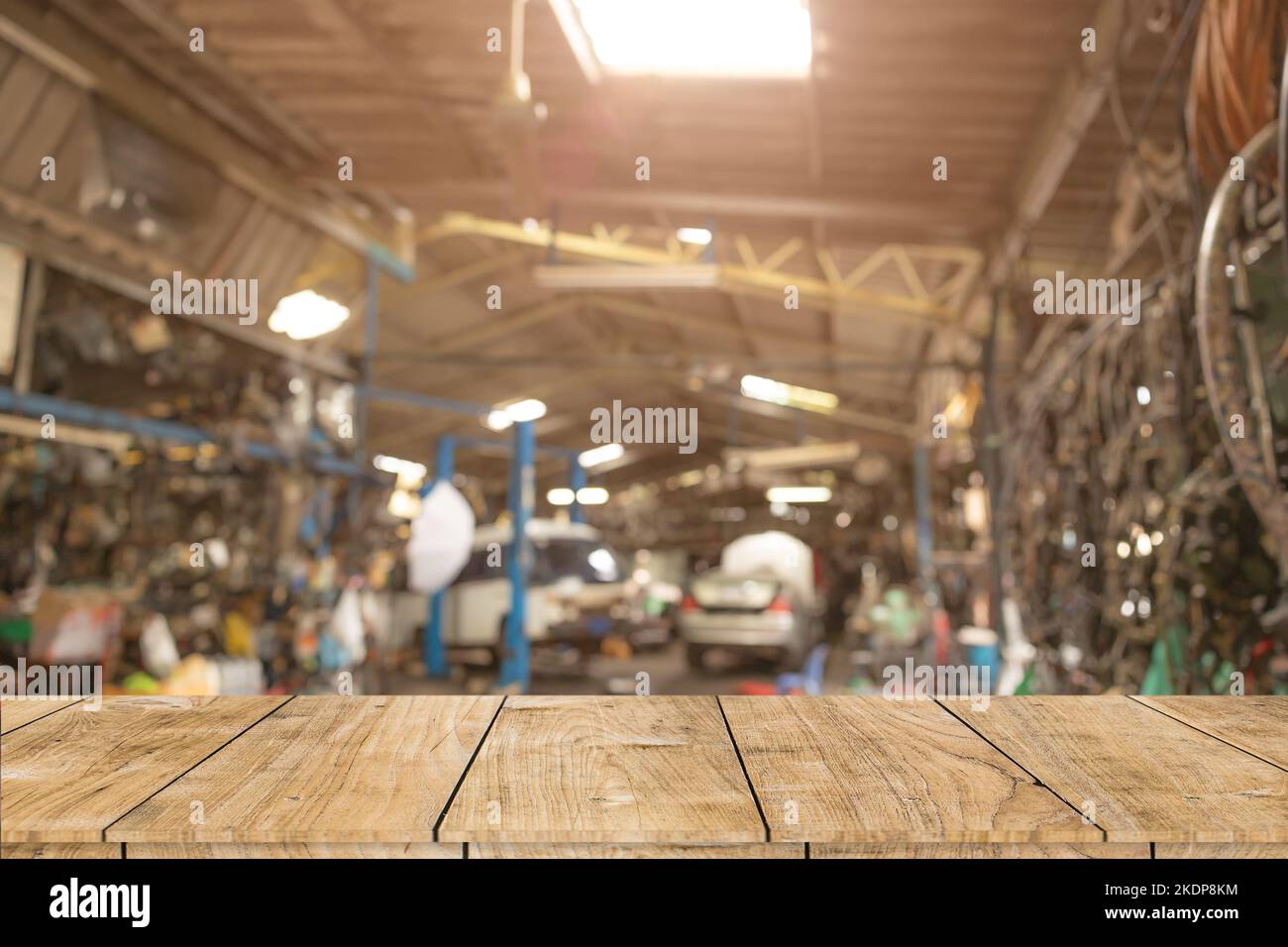 sfocatura vecchio interno garage con spazio tavolo in legno per i prodotti di servizio auto pubblicità montaggio sfondo Foto Stock