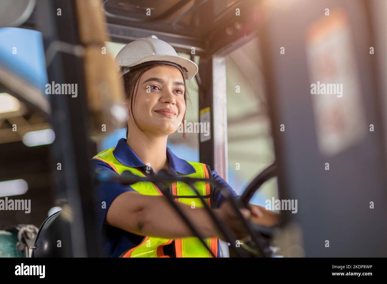 Donna indiana lavoratore magazzino carrello elevatore a forche personale felice sorridente godere di lavorare Foto Stock