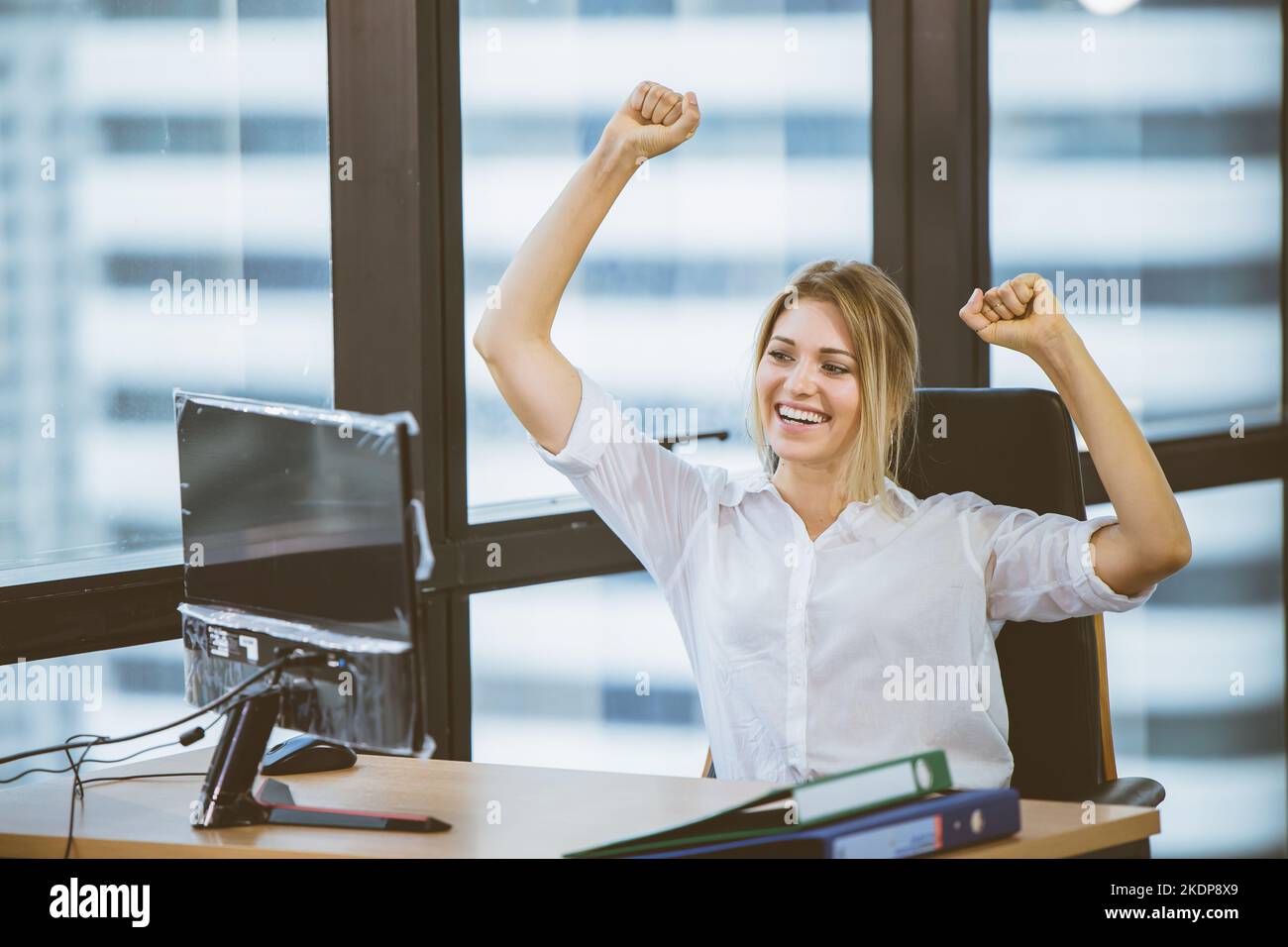 felice donna ufficio dipendente di affari sorridente allegro da buone notizie. lavoro di successo fatto donne d'affari. Foto Stock