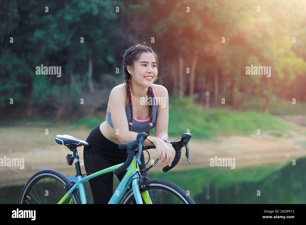 Road Bicycle Outdoors sport teen girl felice sorridente con attività ciclistica per un concetto di stile di vita sano Foto Stock