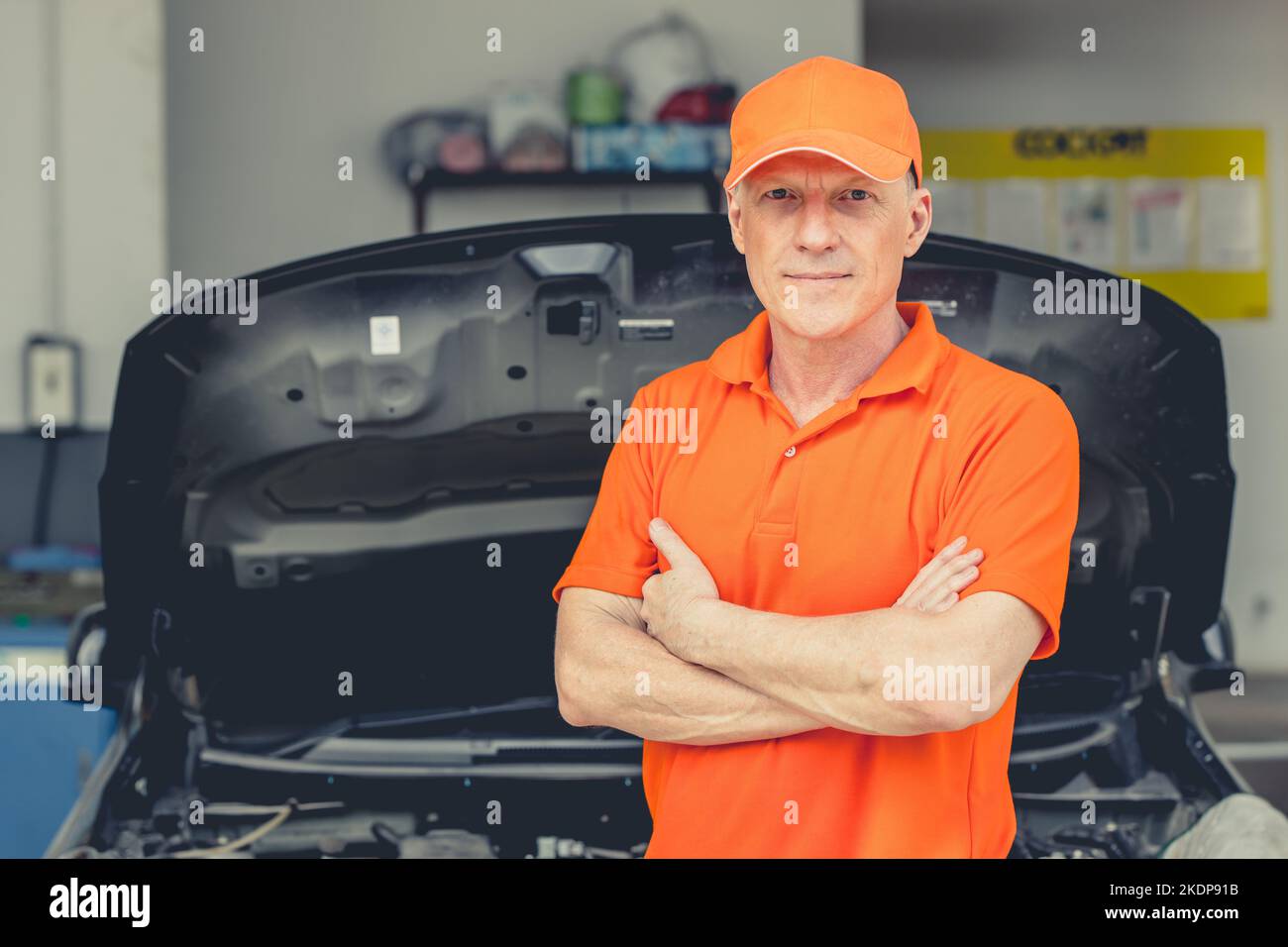 ritratto adulto garage meccanico personale operatore in piedi sorriso per manutenzione motore professionale auto Foto Stock