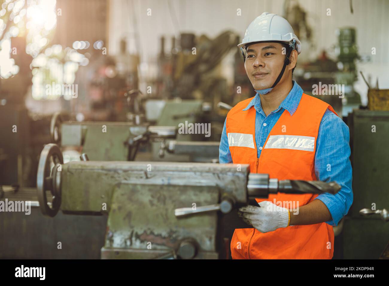 Felice asiatico lavoro maschile in fabbrica industria di metalli pesanti godere ritratto sorriso Foto Stock