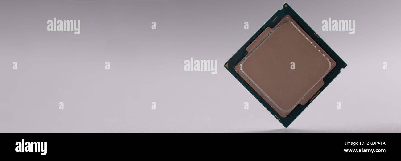 Unità di elaborazione centrale, chip del processore su sfondo grigio Foto Stock