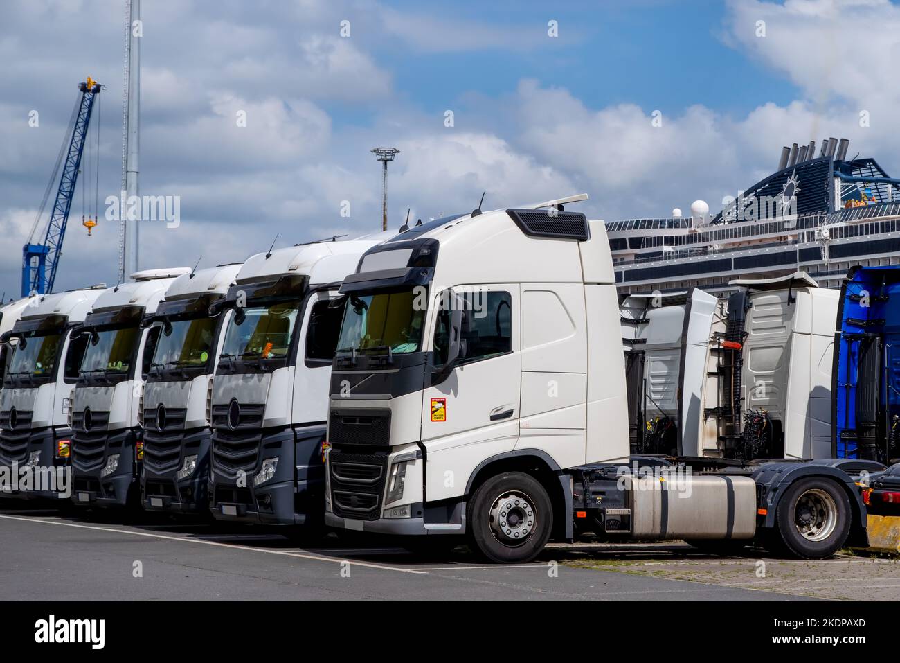 Camion a Ostuferhafen. Ostuferhafen è il centro di carico e logistica sul fiordo di Kiel. Vi sono servizi di traghetto concentrati verso gli Stati baltici, Foto Stock