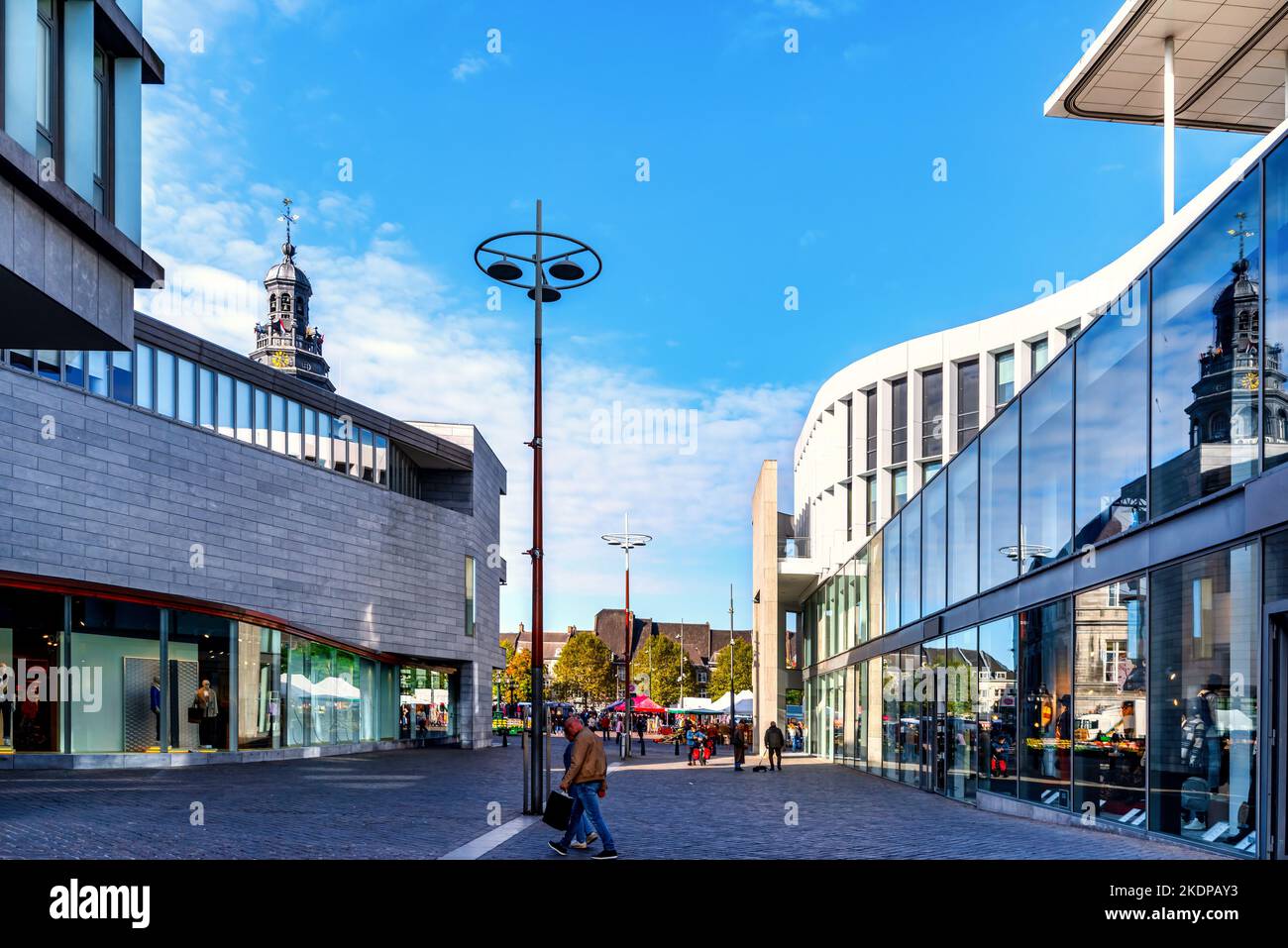 Maastricht, Paesi Bassi. Vista dal Mosae Forum alla torre del municipio. Foto Stock
