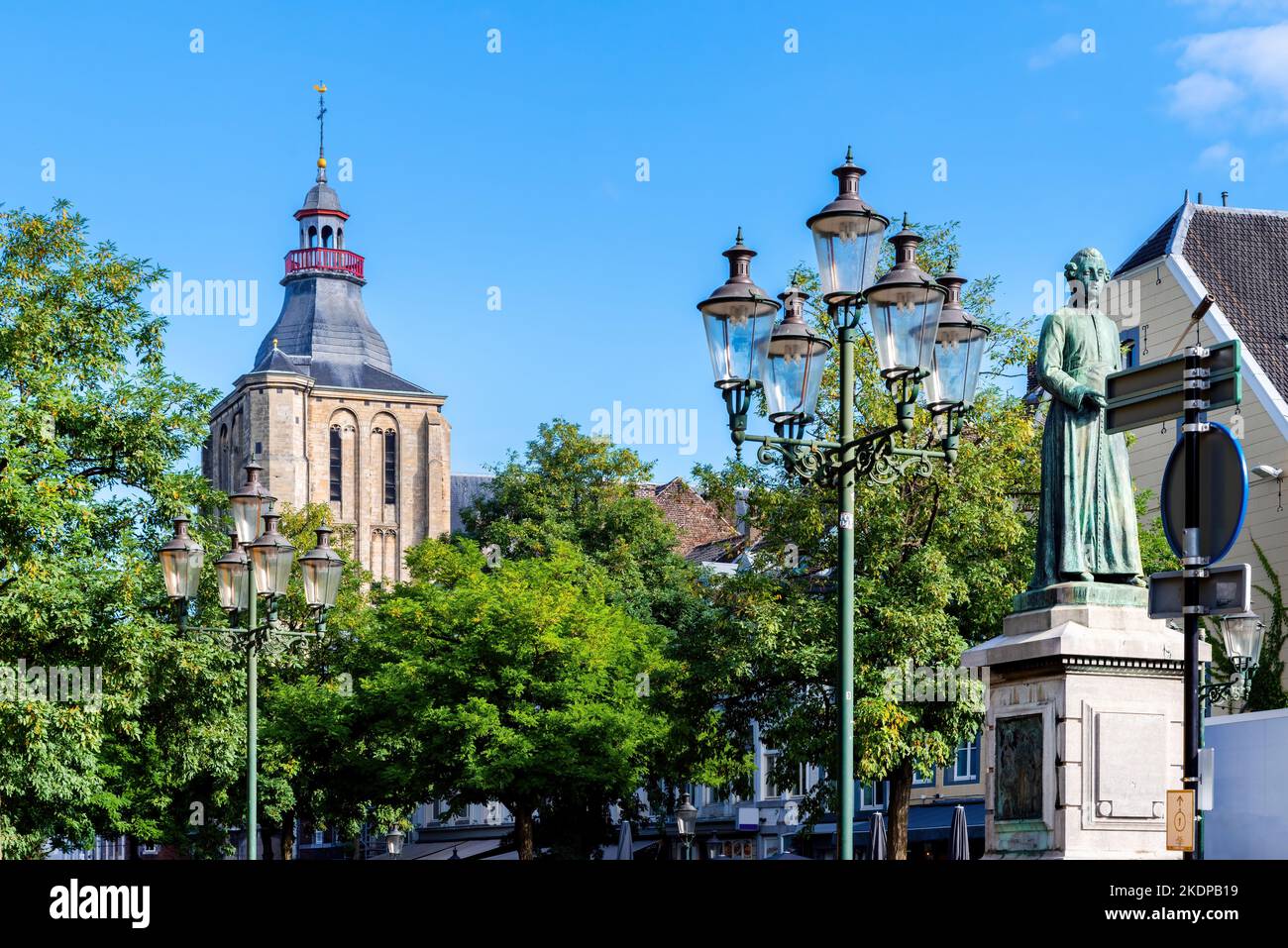 Statua di Jean-Pierre (noto anche come Jan Pieter) Minckelers con la 'fiamma bruciante eterna'. Questa statua si trova nel Markt di Maastricht e Th Foto Stock