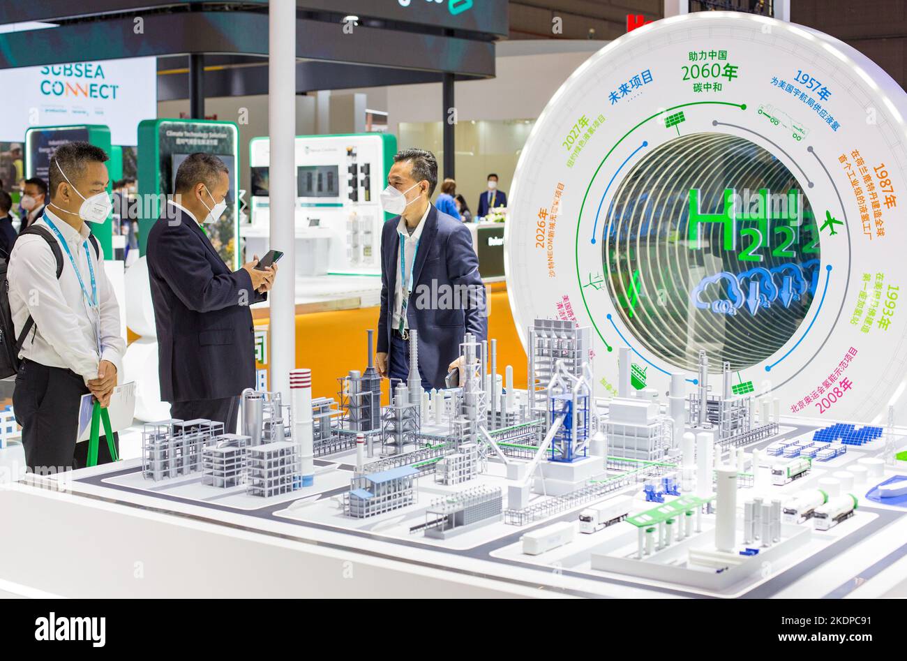 SHANGHAI, CINA - 7 NOVEMBRE 2022 - i visitatori scoprono le soluzioni a basso e zero carbonio a base di idrogeno esposte da Air Products al China Inte del 5th Foto Stock