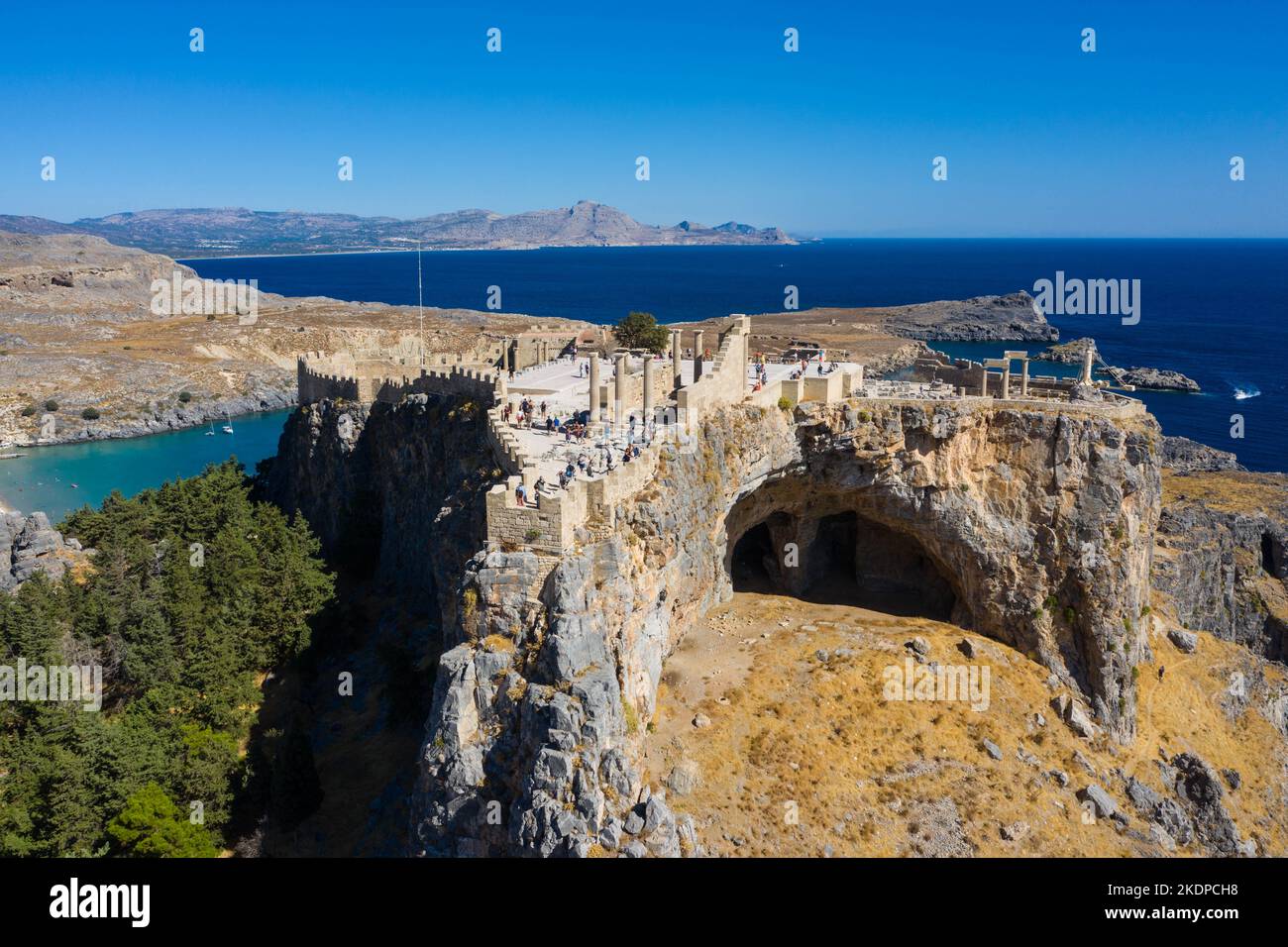 Veduta aerea della famosa destinazione turistica dell'isola di rodi. Villaggio Lindos, con l'acropoli e il mare egano. Dodecaneso, Grecia. Foto Stock