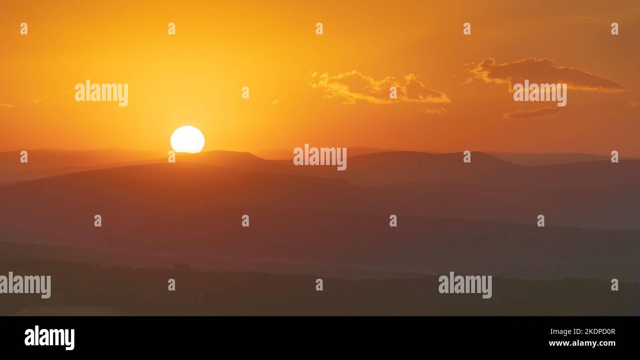 Sole che sorge e montagna mattina paesaggio Foto Stock