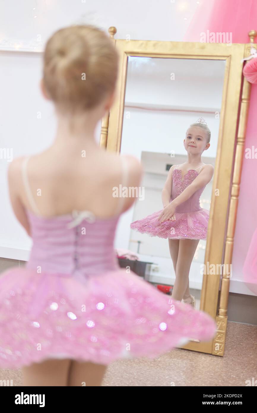 Piccola ballerina in un tutu rosa. I bambini ballano сlassical balletto in studio. . Foto Stock