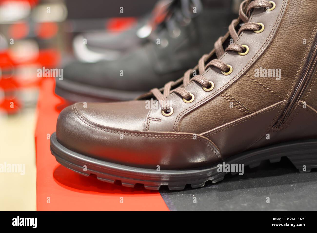 Scarpe in un negozio. Profondità di campo bassa. Foto Stock