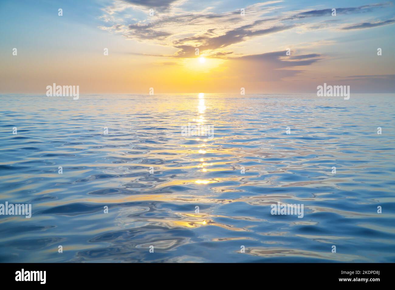 Sole e mare dorato tramonto sfondo superficie. Modo astratto di luce al sole. Composizione della natura. Foto Stock
