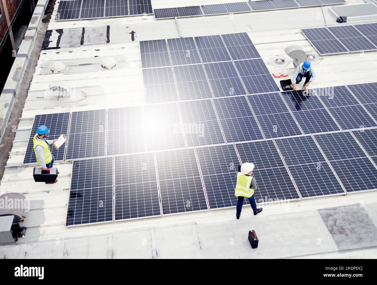 Energia solare, edilizia e dipendenti che costruisce pannelli solari in collaborazione per sostenibilità, manutenzione e ingegneria. Lavoro di squadra Foto Stock