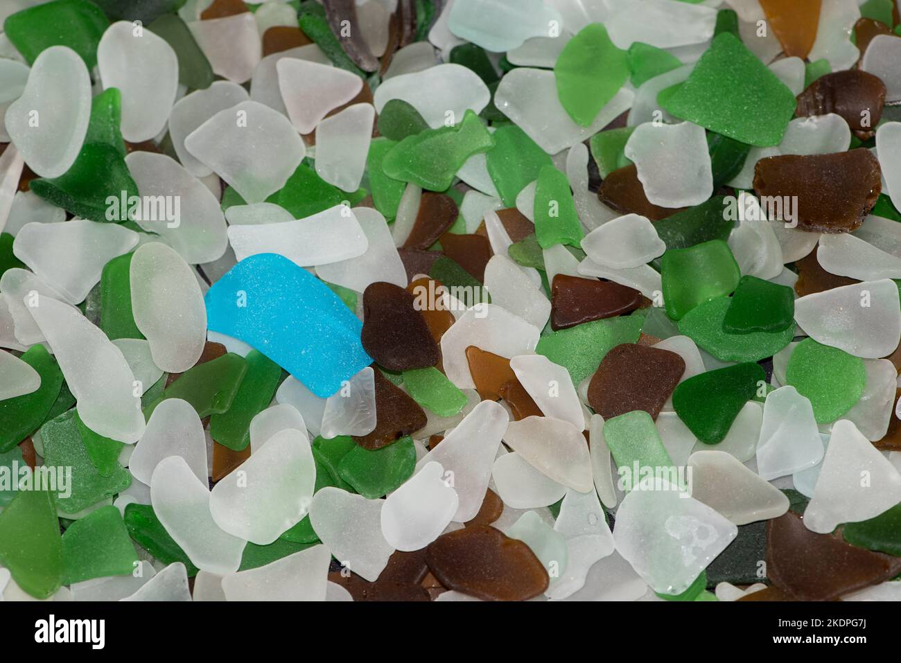Il gass marino - piccoli pezzi lucidati e consumati di bottiglie rotte e altri prodotti in vetro - raccolti dalla spiaggia rendono un'esposizione colorata e un'attraente Foto Stock