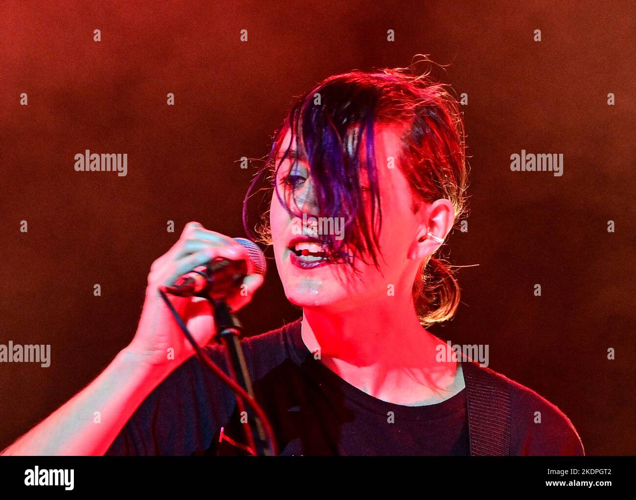 Praga, Repubblica Ceca. 07th Nov 2022. La cantante americana Ezra Furman si esibisce nel corso di un concerto presso il Roxy club di Praga, nella Repubblica Ceca, lunedì 7 novembre, 2022. Credit: Roman Vondrous/CTK Photo/Alamy Live News Foto Stock