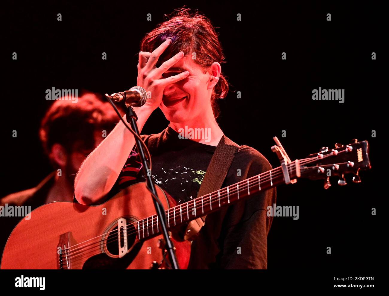Praga, Repubblica Ceca. 07th Nov 2022. La cantante americana Ezra Furman si esibisce nel corso di un concerto presso il Roxy club di Praga, nella Repubblica Ceca, lunedì 7 novembre, 2022. Credit: Roman Vondrous/CTK Photo/Alamy Live News Foto Stock