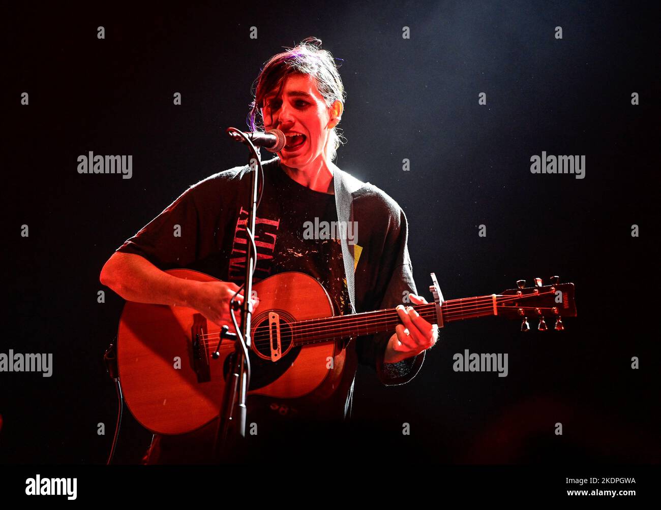 Praga, Repubblica Ceca. 07th Nov 2022. La cantante americana Ezra Furman si esibisce nel corso di un concerto presso il Roxy club di Praga, nella Repubblica Ceca, lunedì 7 novembre, 2022. Credit: Roman Vondrous/CTK Photo/Alamy Live News Foto Stock