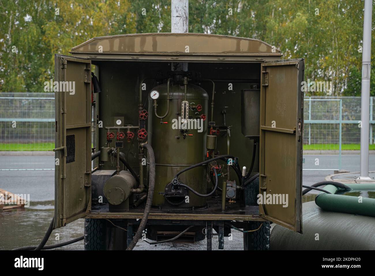 Generatore mobile di acqua calda e vapore. Impianto di caldaia. Apparecchiature industriali Foto Stock