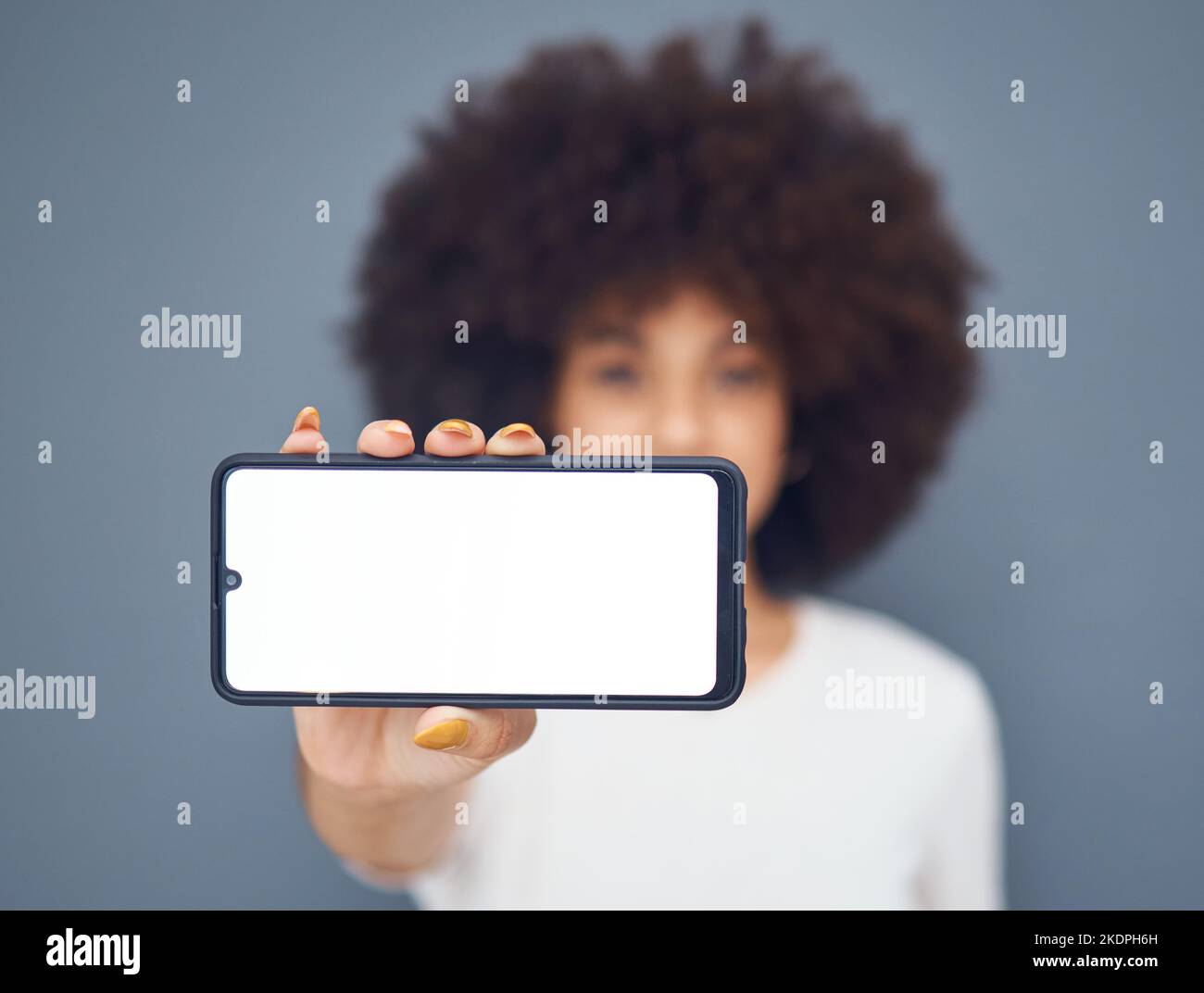 Telefono mockup, schermo o mano donna per la rete, comunicazione di marketing digitale o spazio pubblicitario. Cellulare digitale, zoom o smartphone per Foto Stock