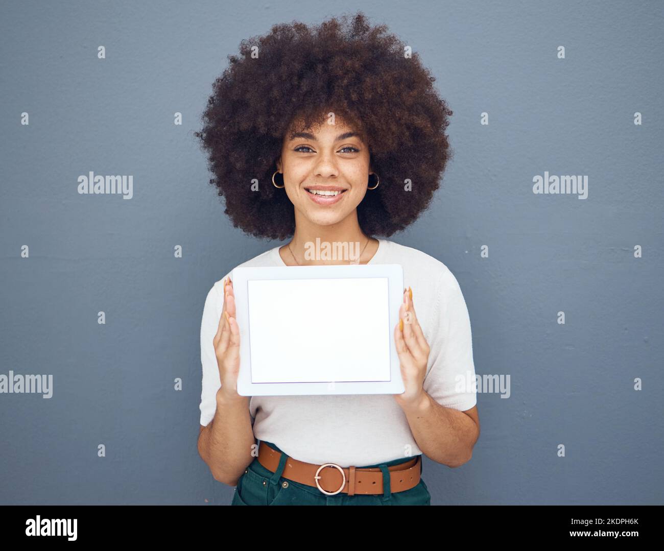 Marketing, pubblicità e donna con carta per le imprese, le vendite e le notizie aziendali contro uno sfondo grigio mockup studio. Annuncio, spazio e. Foto Stock