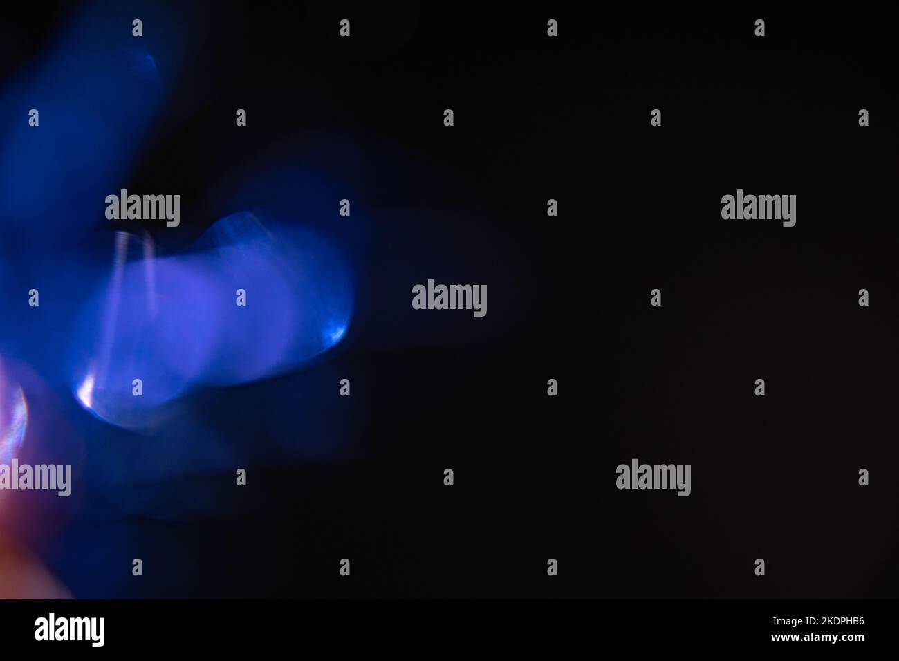 Sfocatura colorata luce cristallo arcobaleno perdite su sfondo nero. Pellicola retrò multicolore astratta sfocata sovrapposta fotografica analogica bokeh flare o scr Foto Stock