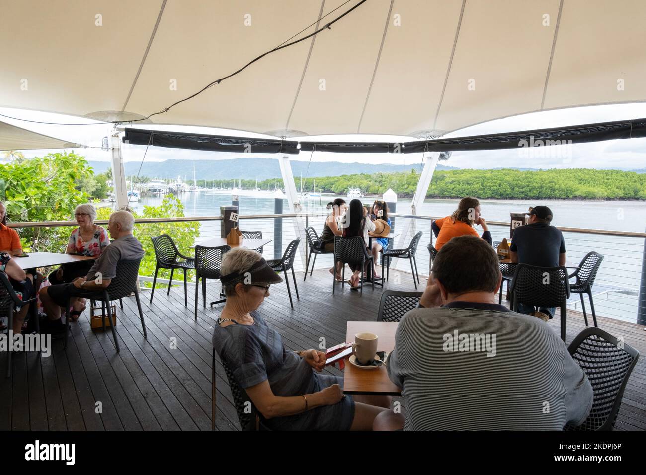 I clienti del Tin Shed Cafe a Port Douglas, Queensland, Australia Foto Stock