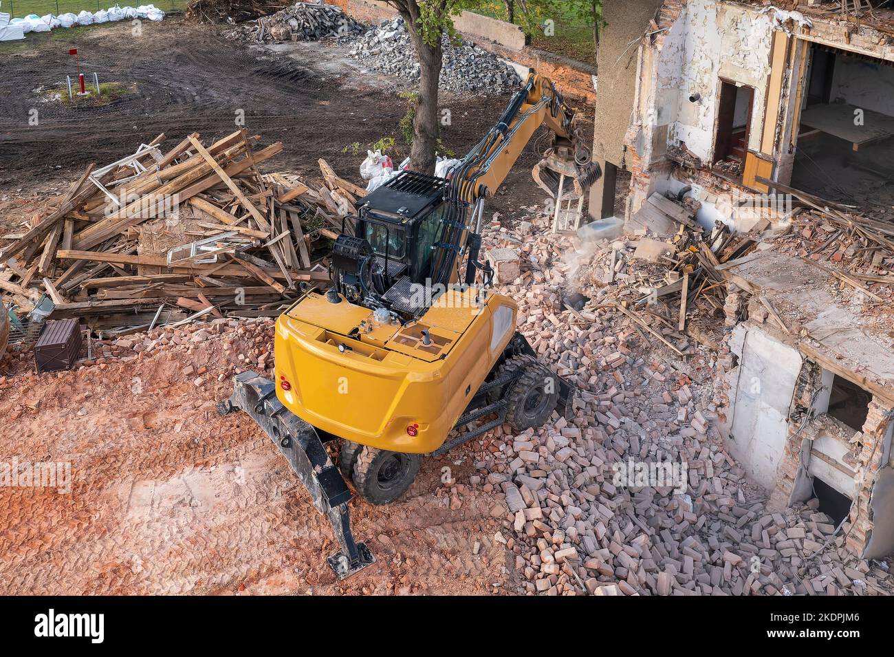 Un escavatore durante i lavori di demolizione Foto Stock