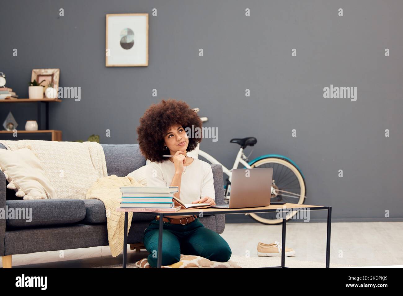 Studente, studio e donna nera in casa pensando di scrivere a saggio idee per l'assegnazione di arte del college. Creatività, attenzione e opinione della giovane ragazza afro Foto Stock