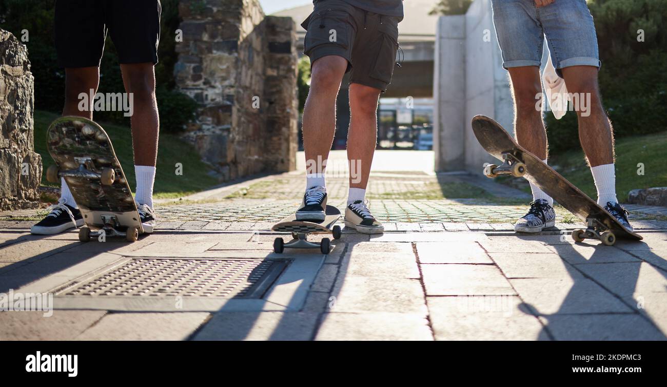 Scarpe, gruppi di skateboard e persone in strada, città o all'aperto che si preparano per la pratica. Esercizio, fitness e skateboard, allenamento e. Foto Stock