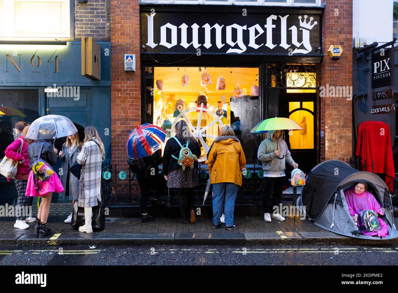 SOLO USO EDITORIALE i membri della coda pubblica fuori dal negozio pop-up House of Leungefly di Soho, a Londra, mentre la società di borse e accessori lancia la loro nuova collezione per l'autunno/inverno 2022. Data immagine: Martedì 8 novembre 2022. Foto Stock