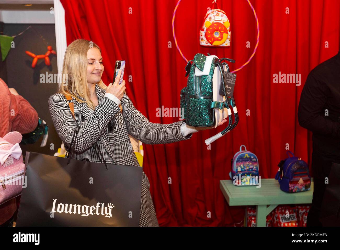 SOLO PER USO EDITORIALE Melanie Peterson ha in mano il suo regalo gratuito presso il negozio pop-up House of Leungefly di Soho, a Londra, mentre la società di borse e accessori lancia la loro nuova collezione per l'autunno/inverno 2022. Data immagine: Martedì 8 novembre 2022. Foto Stock