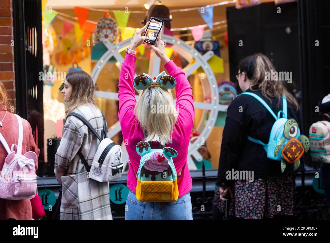 SOLO PER USO EDITORIALE Katie Barratt scatta una foto in coda fuori dal pop-up House of Leungefly a Soho, Londra, mentre la società di borse e accessori lancia la sua nuova collezione per l'autunno/inverno 2022. Data immagine: Martedì 8 novembre 2022. Foto Stock