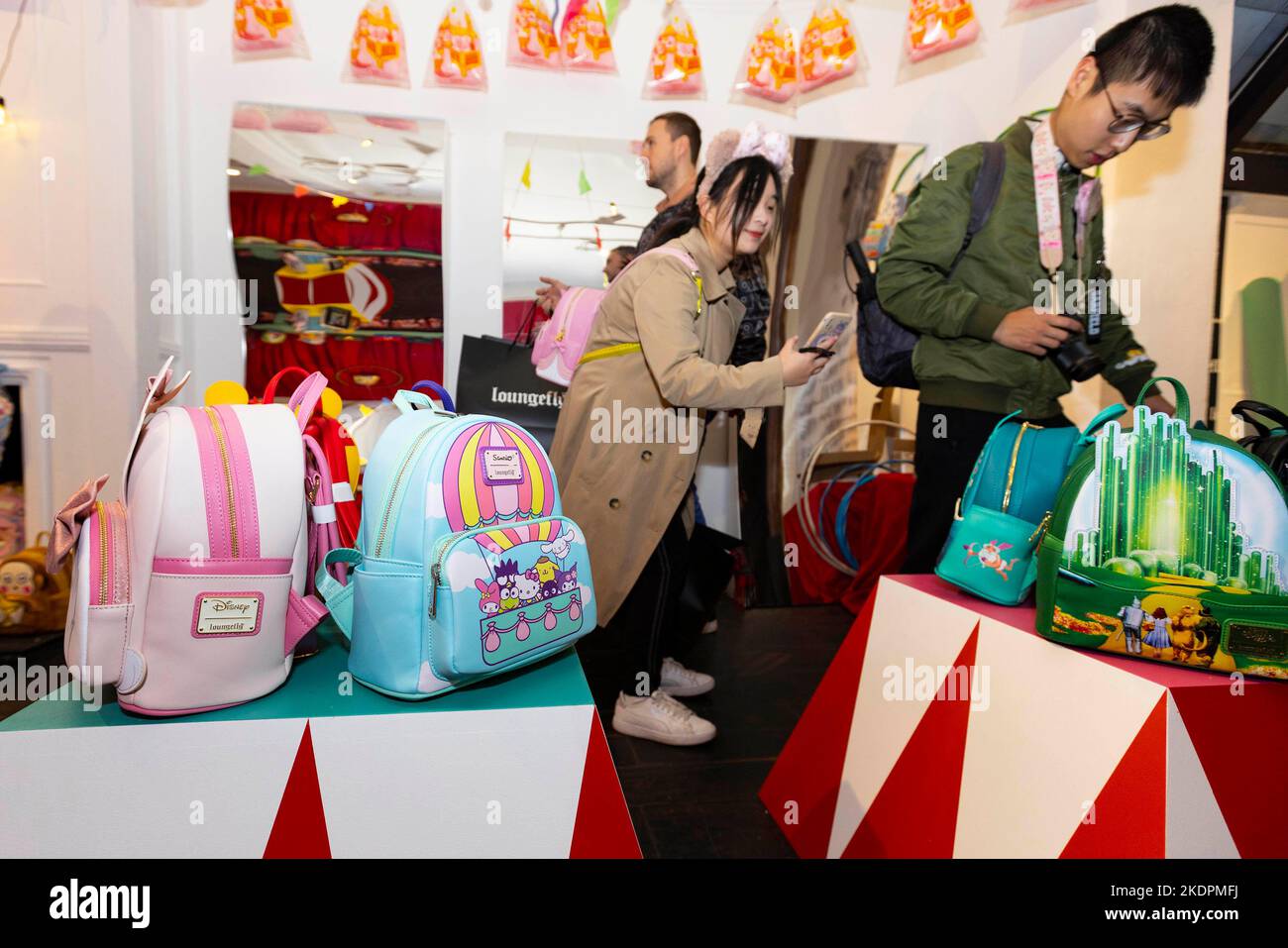 SOLO USO EDITORIALE i membri del pubblico all'interno del negozio pop-up House of Leungefly a Soho di Londra, mentre la società di borse e accessori lancia la loro nuova collezione per l'autunno/inverno 2022. Data immagine: Martedì 8 novembre 2022. Foto Stock