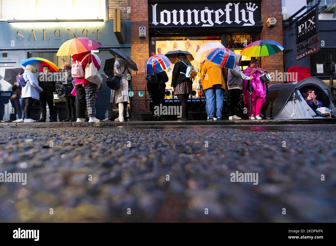 SOLO USO EDITORIALE i membri della coda pubblica fuori dal negozio pop-up House of Leungefly di Soho, a Londra, mentre la società di borse e accessori lancia la loro nuova collezione per l'autunno/inverno 2022. Data immagine: Martedì 8 novembre 2022. Foto Stock