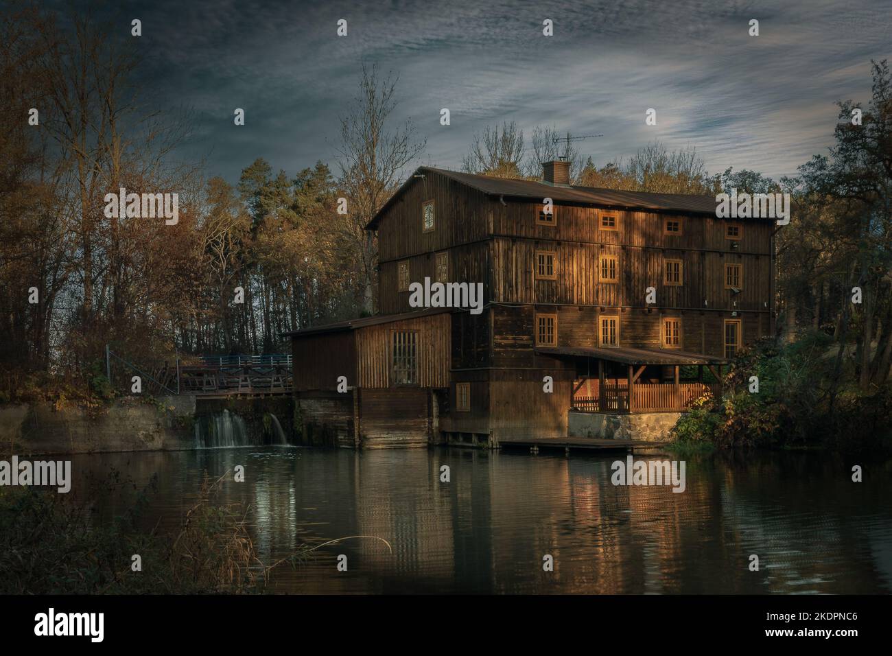 Colori autunnali sul fiume Grabia, illuminato dal sole tramontante, Polonia. Foto Stock