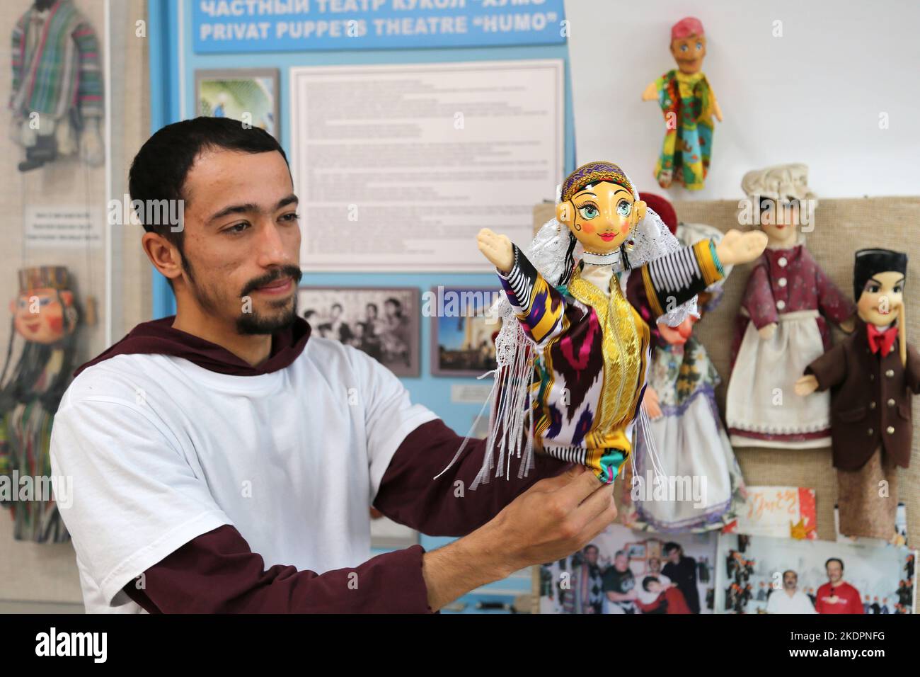 Laboratorio di marionette, Via Bakhauddin Naqshbandi, Centro storico, Bukhara, Provincia di Bukhara, Uzbekistan, Asia centrale Foto Stock