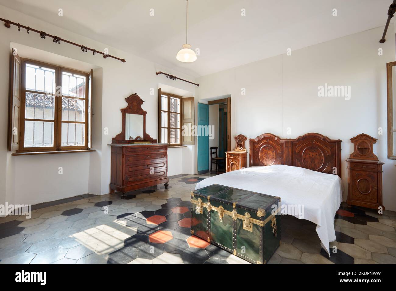 Camera da letto in appartamento interno in vecchia casa di campagna in una giornata di sole Foto Stock