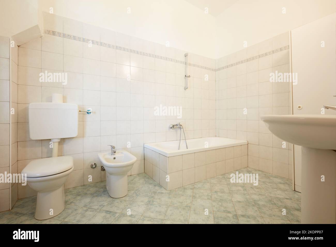 Bagno semplice all'interno dell'appartamento in una vecchia casa di campagna Foto Stock