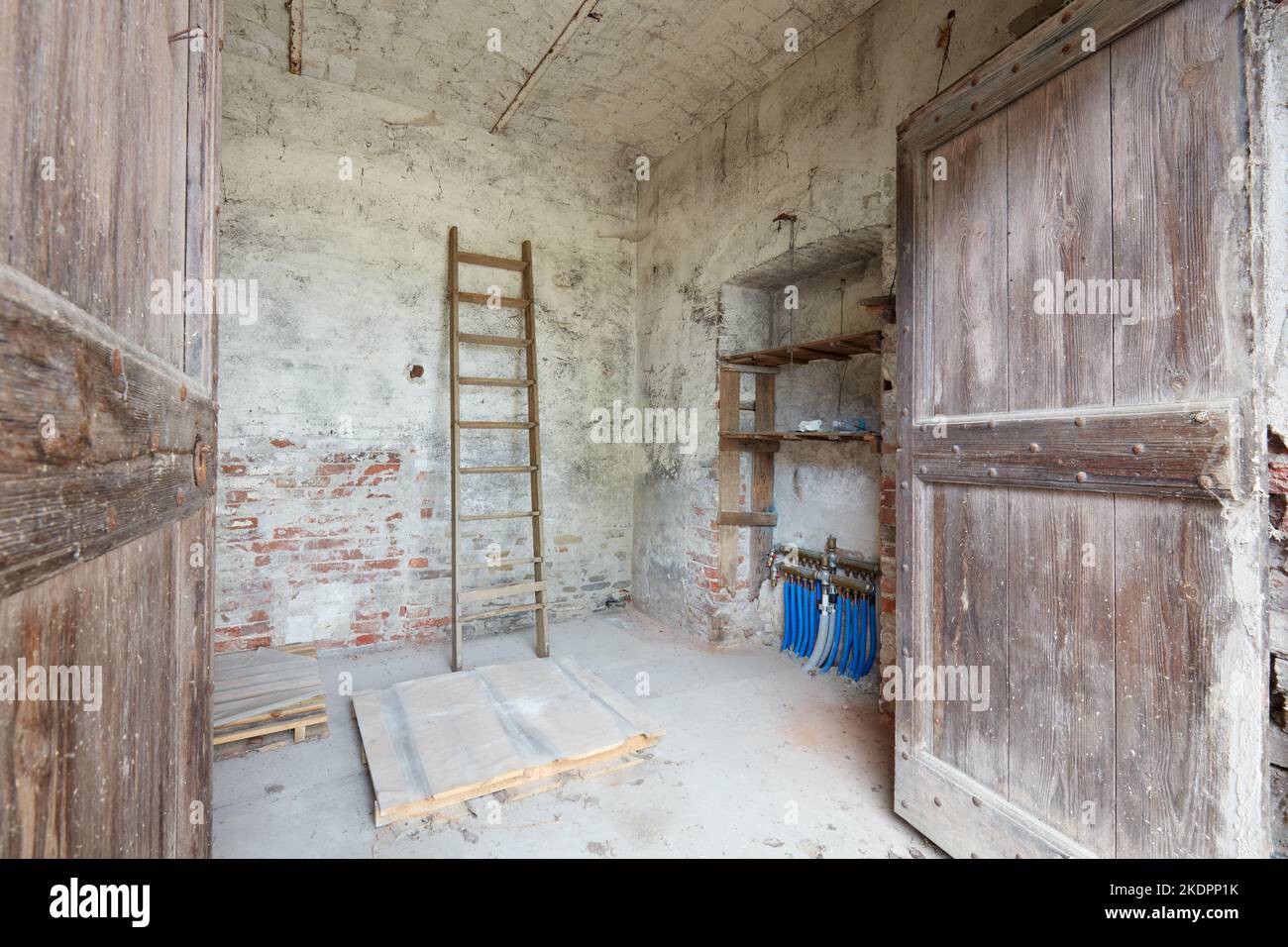 Antico deposito con portale in legno in vecchia casa di campagna Foto Stock