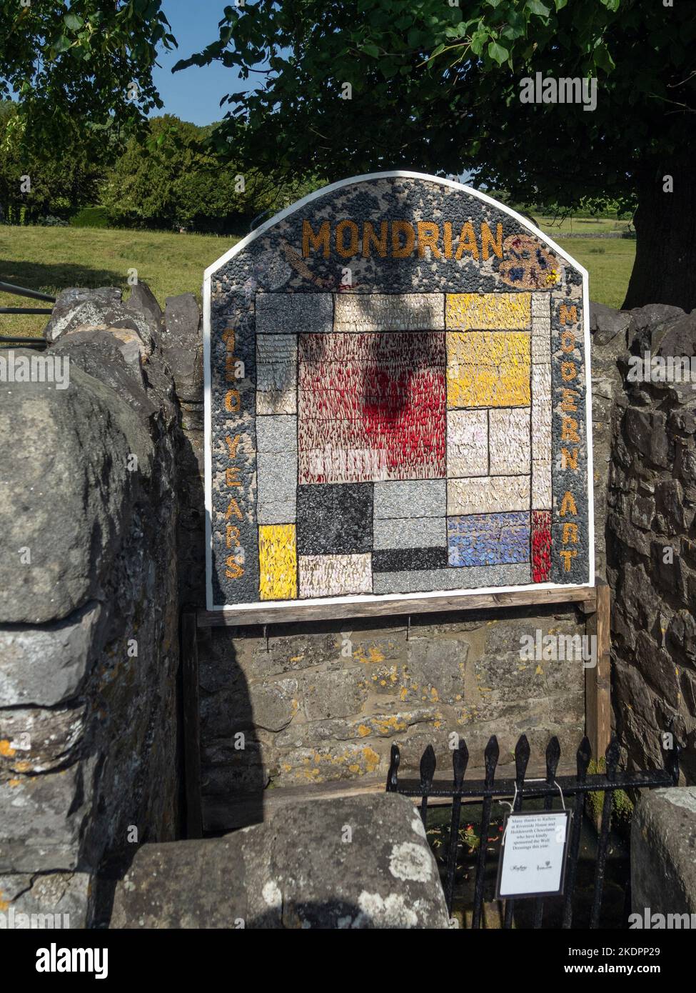 Medicazione tradizionale sul tema dell'artista Mondrian nel villaggio di Ashford in the Water, Derbyshire, Regno Unito Foto Stock