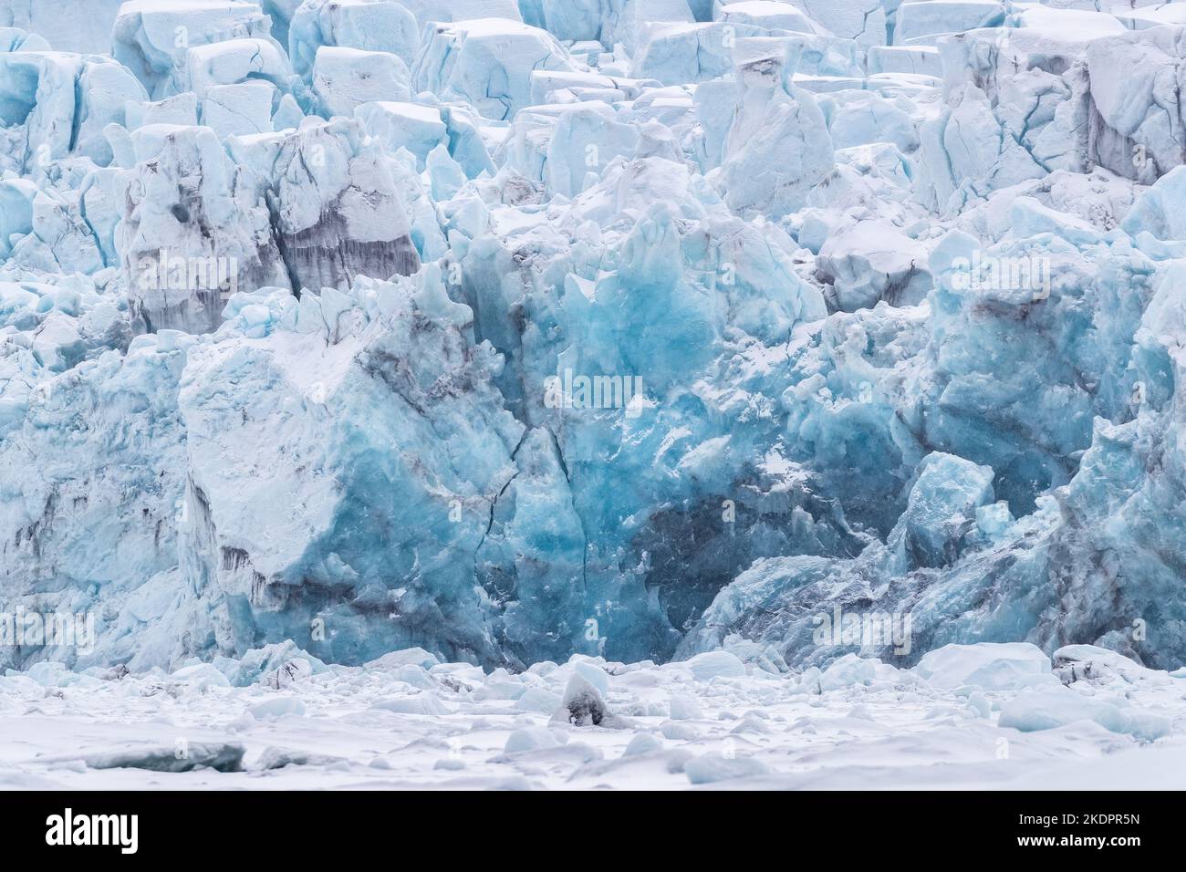 Bordo anteriore di un ghiacciaio a Svalbard, un arcipelago norvegese tra la Norvegia continentale e il Polo Nord, che mostra una crepa nel ghiaccio come sta per essere Foto Stock