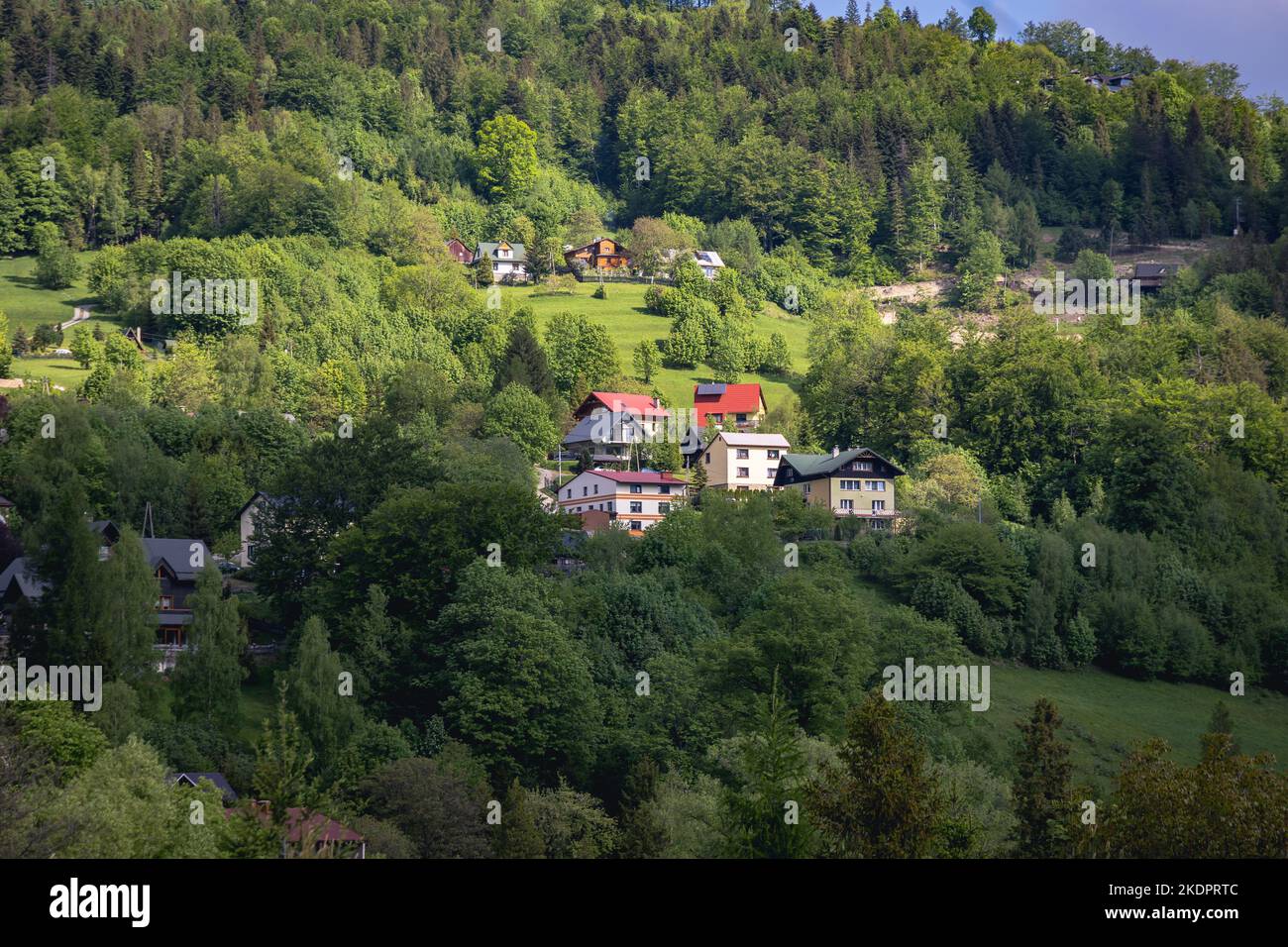 Case nella città di Szczyrk in montagne di Beskids della Slesia, la contea di Bielsko, Voivodato della Slesia nel sud della Polonia Foto Stock