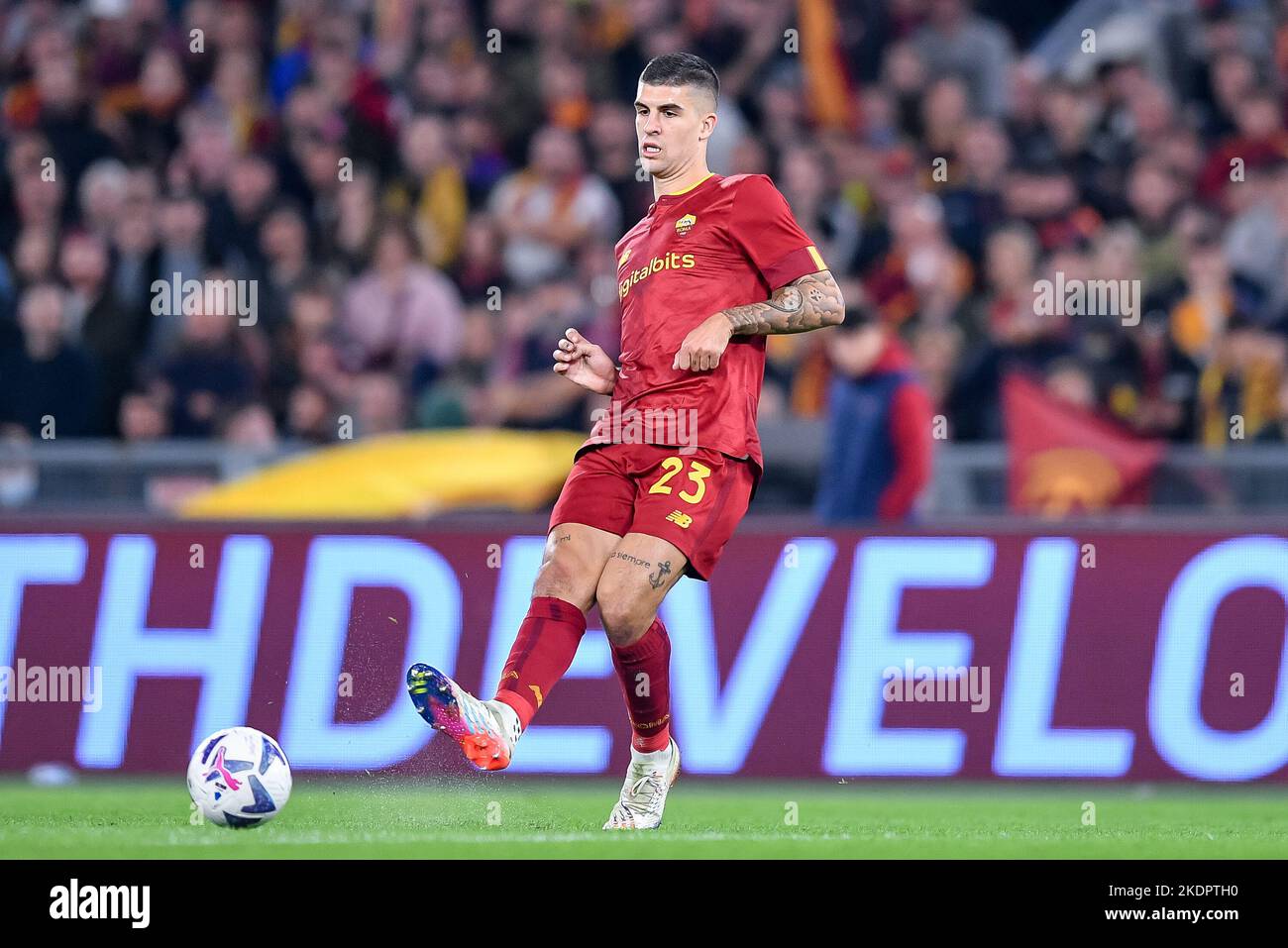 Roma, Italia. 06th Nov 2022. Gianluca Mancini di AS Roma durante la Serie A match tra Roma e Lazio allo Stadio Olimpico, Roma, Italia, il 6 novembre 2022. Credit: Giuseppe Maffia/Alamy Live News Foto Stock